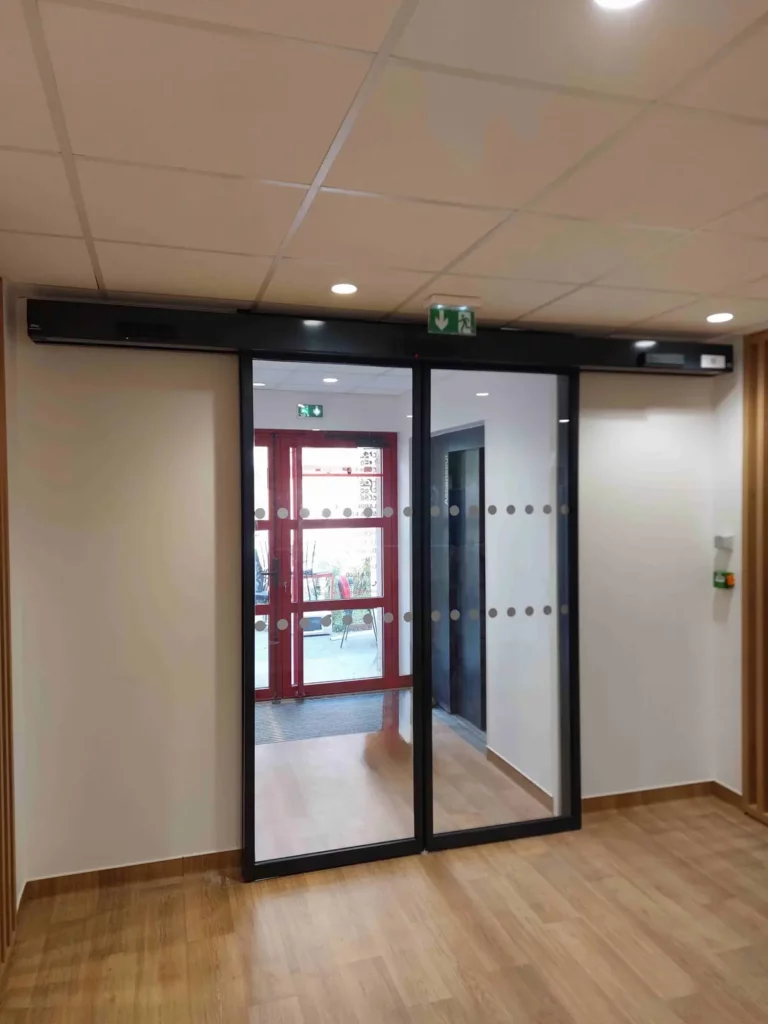 Installation de porte automatique Ditec en milieu médical à Toulouse
